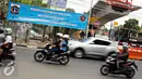 Sejumlah kendaraan melintas  dikawasan Permata Hijau-Patal Senayan yang ditutup, Jakarta, Selasa (3/11). Penutupan dilakukan karena adanya pekerjaan jalur atas fly over yang nantinya juga akan dilakukan secara permanen. (Liputan6.com/Immanuel Antonius)