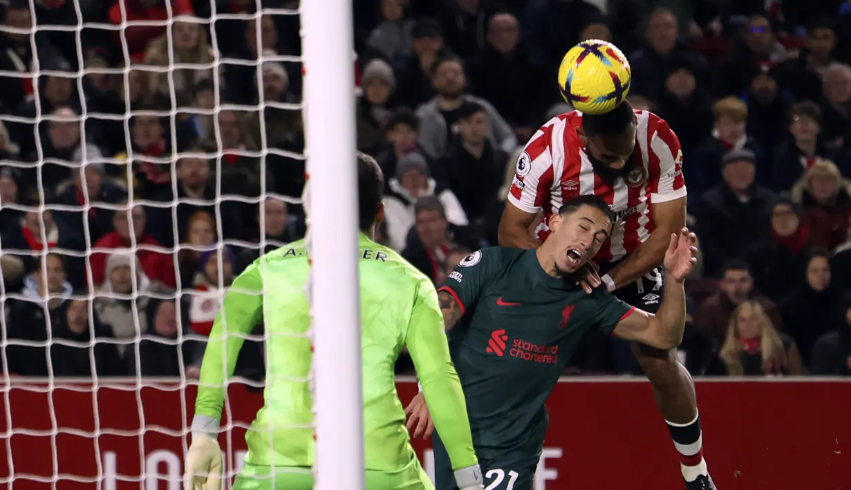<p>Pemain Liverpool Kostas Tsimikas mencoba menghadang pemain Brentford, Bryan Mbeumo pada pertandingan lanjutan Liga Inggris di di Gtech Community Stadium di London, Selasa (3/1/2023). Brentford menang atas Liverpool dengan skor 3-1. (AP Photo/Ian Walton)</p>