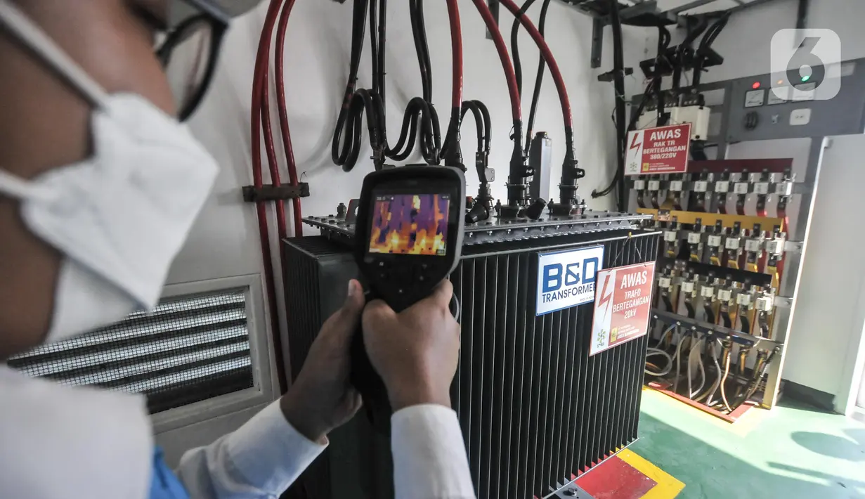 Petugas memeriksa kesiapan pasokan listrik di Sirkuit Formula E, Ancol, Jakarta Utara, Kamis (12/5/2022). Untuk mendukung ajang internasional tersebut, PLN telah mempersiapkan Saluran Kabel Tegangan Menengah (SKTM) yang telah digelar sepanjang 6,8 kilometer sirkuit (kms). (merdeka.com/Iqbal S. Nugroho)