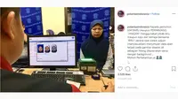 Seperti dilansir akun Instagram @polantasindonesia, Senin (7/10/2019), sama dengan background yang digunakan, warna biru pada pakaian dan jilbab dapat membuat sebagian foto hilang.