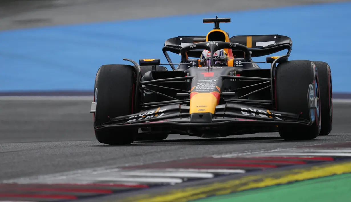 <p>Pembalap Red Bull Max Verstappen mengemudikan mobilnya saat sesi kualifikasi jelang balapan mobil F1 GP Austria 2023 di Red Bull Ring Circuit, Spielberg, Austria, Jumat (30/6/2023). (AP Photo/Darko Vojinovic)</p>