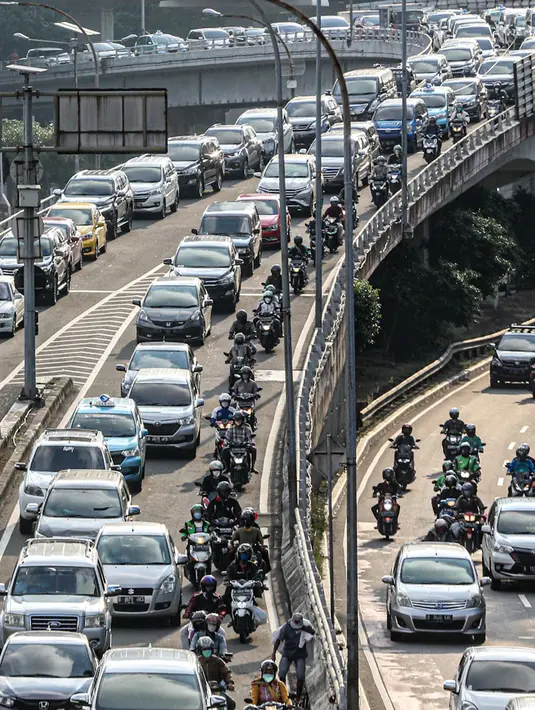 Sejumlah pengendara kendaraan bermotor mengalami kemacetan lalu lintas di Tol Dalam Kota dan Jalan Gatot Subroto Jakarta, Selasa (19/5/2020). Meski masa pembatasan sosial berskala besar (PSBB) masih berlangsung, kemacetan lalu lintas masih terjadi di Ibu Kota. (Liputan6.com/Faizal Fanani)