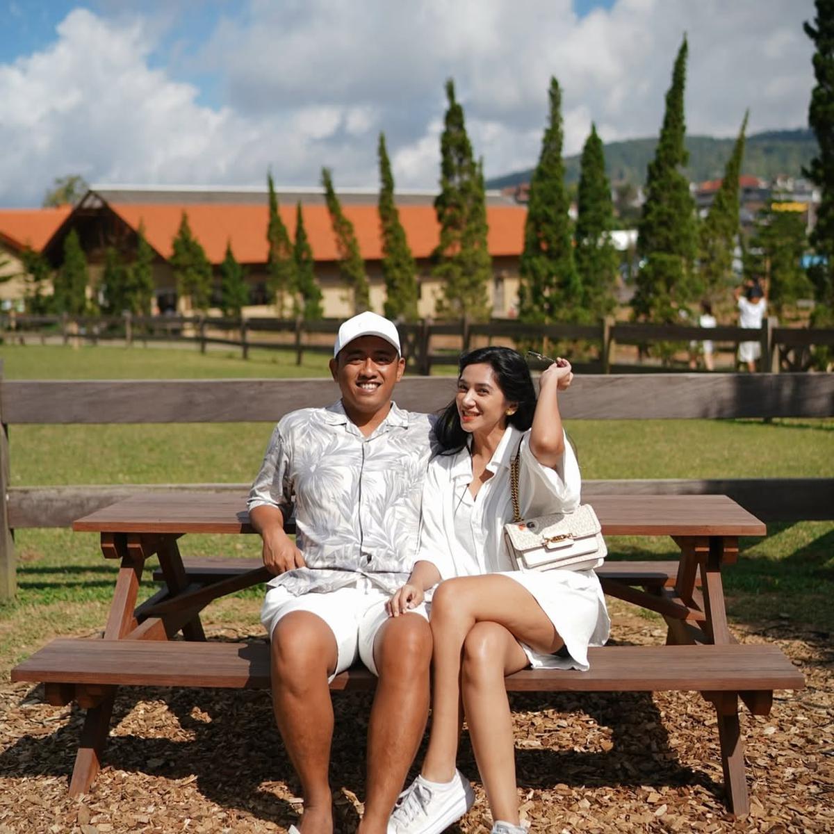 Deretan Potret Fanny Ghassani dengan Outfit Putih, Tampak Anggun dan Pesona Cantik Terpancar