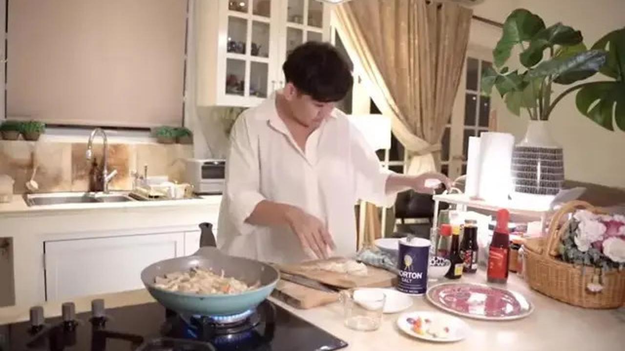 11 Potret Dapur Sissy Priscillia, Model Interior Serba Putih yang Menyatu dengan Ruang Keluarga