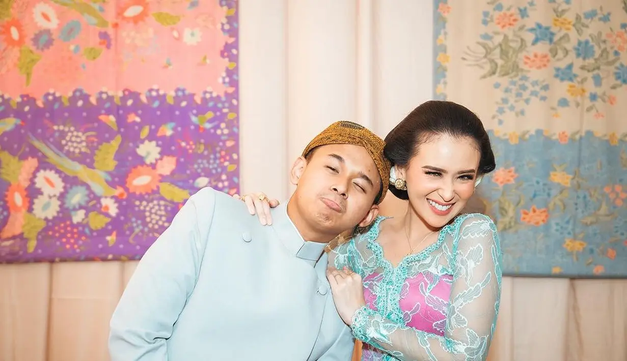 Ayushita sendiri tampil ayu mengenakan kebaya V-neck mint dan longtorso pink [@ayushita]