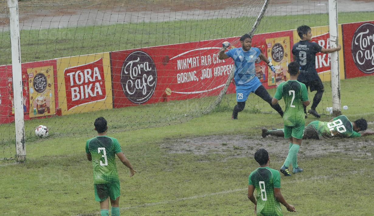 Ekspresi kiper STIE Perbanas, Adixi Lenzivio, saat melawan STIMED Nusa Palapa pada laga Torabika Cup 2017 di Stadion Cakrawala, Malang, Kamis (23/11/2017). STIE Perbanas kalah 1-2 dari STIMED Nusa Palapa. (Bola.com/M Iqbal Ichsan)