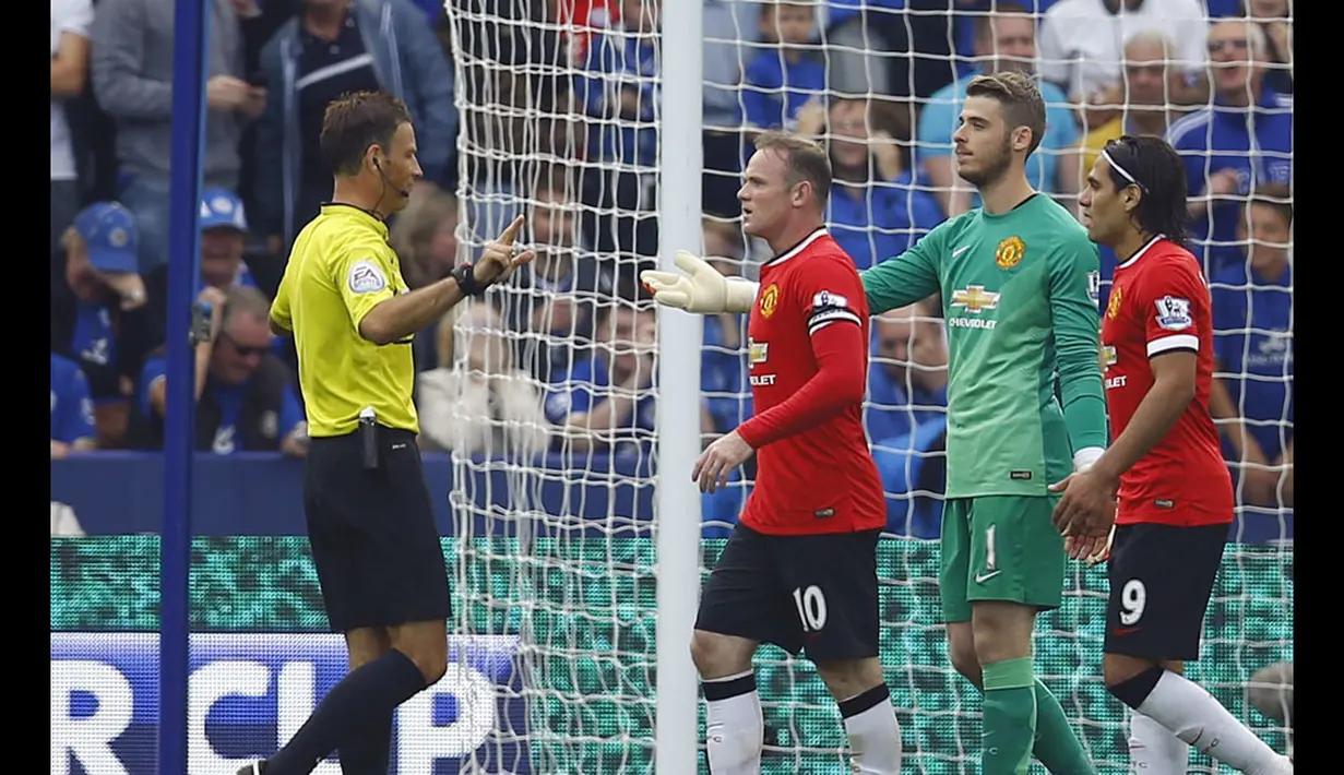 Tiga pemain Manchester United, Wayne Rooney (kedua dari kiri), David de Gea, dan Radamel Falcao, melakukan protes saat wasit Mark Clattenburg memberikan hadiah penalti pada Leicester City di Stadion King Power, (21/9/2014). (REUTERS/Darren Staples)