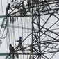 Pekerja menyelesaikan pekerjaan jaringan SUTET di Tangerang, Banten, Senin (2/1/2021). PT PLN (Persero) memiliki pasukan khusus yang terlatih melakukan pemeliharaan, perbaikan, dan penggantian perangkat isolator, konduktor maupun komponen lainnya pada jaringan listrik. (Liputan6.com/Angga Yuniar)