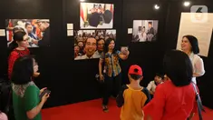 Pengunjung berselfie saat pameran foto Membangun Indonesia di Mall Neo Soho, Jakarta, Minggu (10/11/2019). Pameran menampilkan foto-foto jurnalistik mengenai pembangunan Indonesia yang dikerjakan Jokowi-JK selama 5 tahun bekerja dan akan berlangsung hingga 17/11. (Liputan6.com/Angga Yuniar)