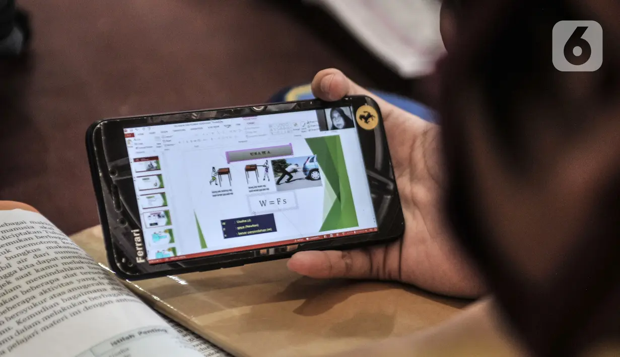 Siswa menggunakan fasilitas wifi saat mengikuti pembelajaran jarak jauh di Balai Warga Kelurahan Kuningan Barat, Mampang Prapatan, Jakarta, Kamis (27/8/2020). Fasilitas wifi gratis dari Kelurahan Kuningan Barat untuk meringankan beban orangtua siswa. (merdeka.com/Iqbal S. Nugroho)
