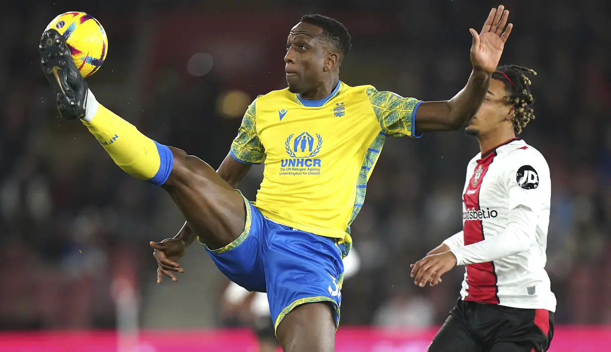 Willy Boly. Bek tengah berusia 31 tahun ini kini tengah menjalani musim pertamanya bersama Nottingham Forest yang menjadi klub keduanya di Pemier League Liga Inggris setelah sebelumnya membela Wolverhampton Wandersers mulai 2018/2019 hingga 2021/2022. Musim 2022/2023 ini ia baru tampil dalam 5 laga di Pemier League bareng Nottingham Forest dengan raihan 1 assist. Sementara bersama Timnas Pantai Gading ia telah mengoleksi 13 caps dengan torehan 1 gol sejak melakukan debut pada 12 November 2020. (PA via AP Photo/Adam Davy)