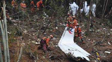 Pencarian Korban dan Puing Pesawat China Eastern Airlines Terus Berlanjut