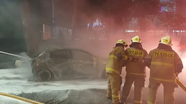 Kebakaran Mobil di Kembangan Jakbar. (Dok. Tangkapan Layar @humasjakfire)