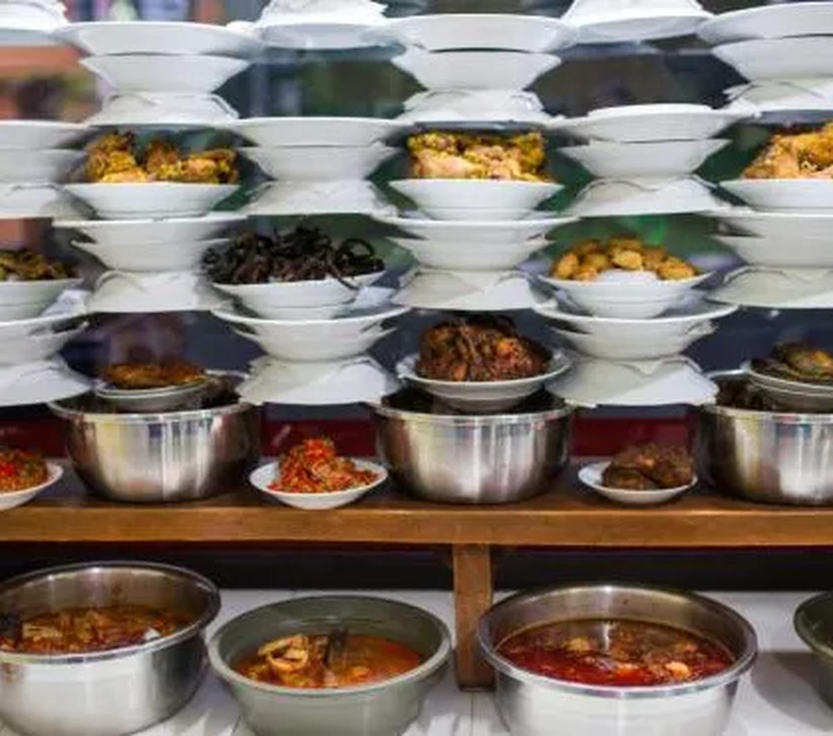 Eksistensi rumah makan padang memang telah melegenda sejak dulu. Salah satu dokumentasi rumah makan padang oleh Situs KITLV (Koninklijk Instituut voor Taal Land- en Volkenkunde) menunjukkan bahwa mulanya rumah makan padang didirikan di bawah sebuah tenda,