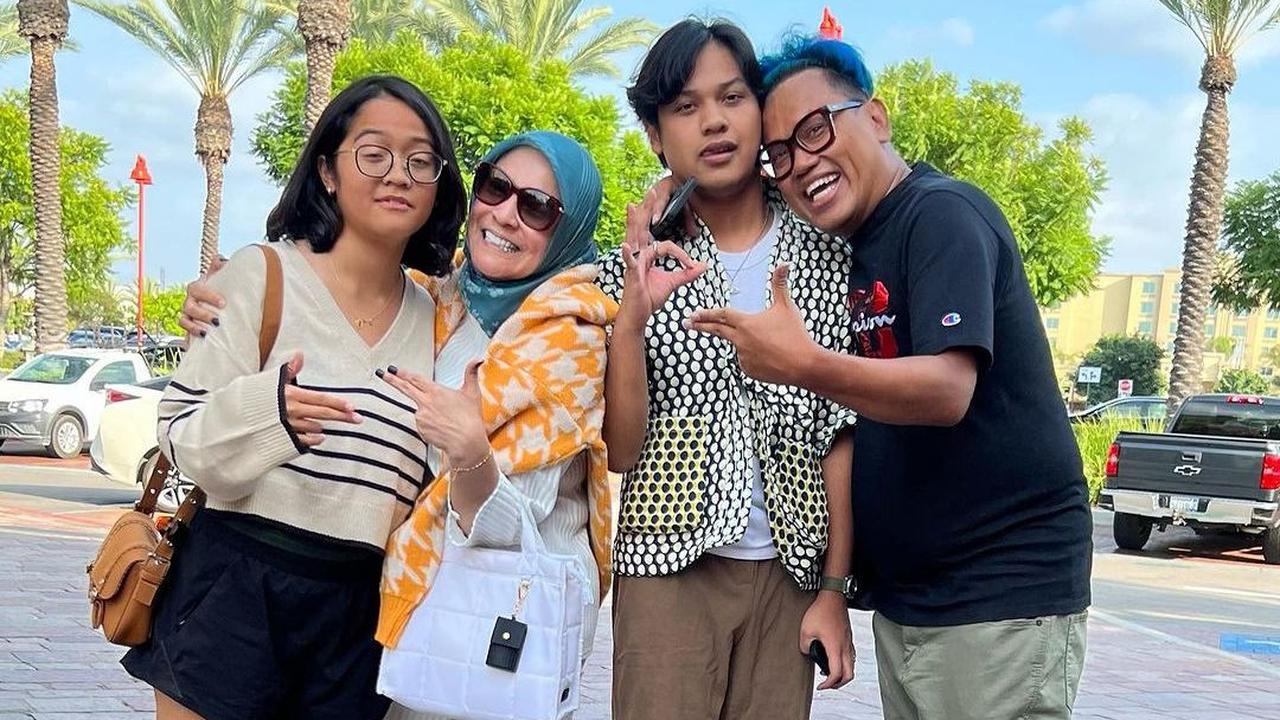Nino Kuya dan kakaknya (Cinta Kuya) tinggal di sebuah rumah yang terletak di California. <br><br>