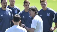 Pelatih Jerman Joachim Loew berbicara kepada timnya dalam latihan di Herzogenaurach, Jerman, Jumat, 18 Juni 2021, sehari sebelum melawan Portugal pada laga kedua Grup F Euro 2020. (Federico Gambarini//dpa via AP)
