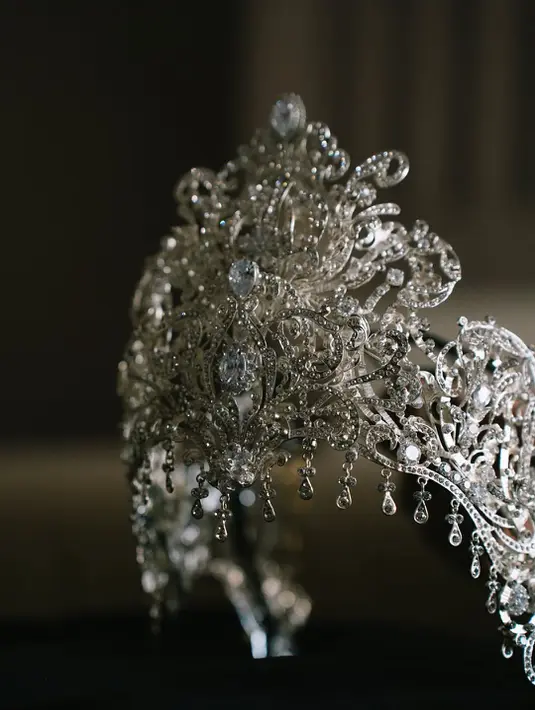 Melly Goeslaw mengenakan siger Sunda yang lengkapi busana pengantinnya [@melly_goeslaw]