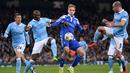 Pemain Dynamo Kiev, Lukasz Teodorczyk (kedua dari kanan) dihadang pemain Manchester City pada leg kedua babak 16 besar Liga Champions di Stadion Etihad, Manchester, Rabu (16/3/2016) dini hari WIB. (AFP/Oli Scarff)