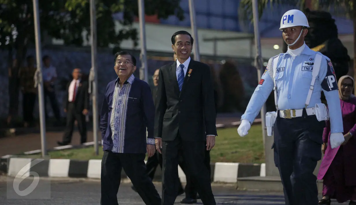 Wakil Presiden Jusuf Kalla (kiri) mengantar kepergian Presiden Jokowi di Bandara Udara Halim Perdana Kusuma, Jakarta, (20/11/). Kepergian Presiden ke Malaysia untuk menghadiri Konferensi Tingkat Tinggi (KTT) ke-27. (Liputan6.com/Faizal Fanani)
