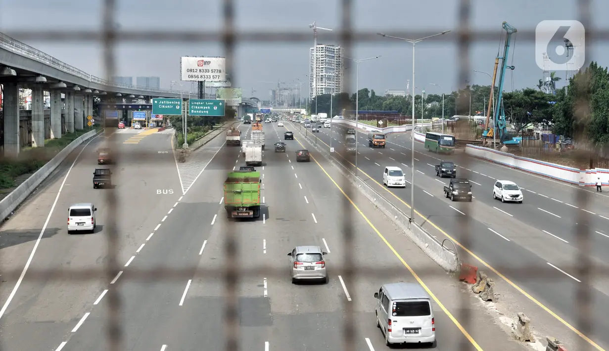 Kendaraan melintasi ruas Jalan Tol Jakarta-Cikampek di kawasan Bekasi, Jawa Barat, Rabu (1/4/2020). Badan Pengatur Jalan Tol (BPJT) mencatat adanya penurunan volume kendaraan mencapai 40-50 persen akibat pandemi virus corona COVID-19. (merdeka.com/Iqbal S. Nugroho)