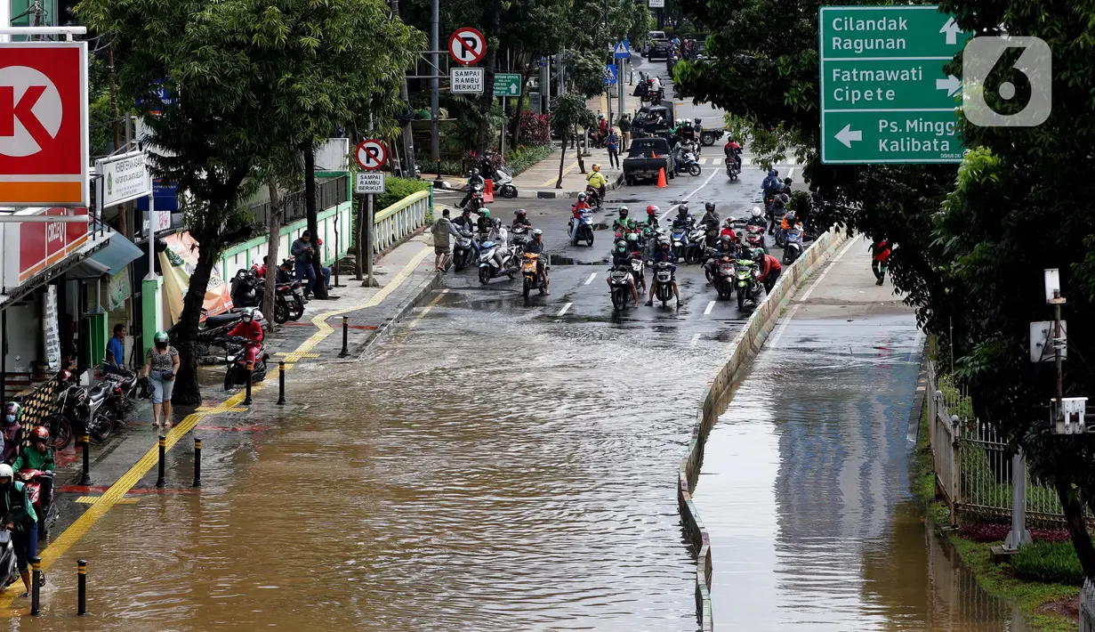 Kondisi banjir yang menggenangi sebagian ruas Jalan Warung Buncit Raya, Jakarta, Sabtu (20/2/2021). Hujan yang mengguyur Jakarta sejak Jumat (19/2) membuat arus lalu lintas sejumlah jalan di Jakarta lumpuh akibat terendam banjir. (Liputan6.com/Helmi Fithriansyah)