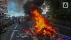 Pedagang kaki lima (PKL) membakar ban dan barang tak terpakai tepat di tengah jalan saat relokasi dan penertiban pedagang di kawasan Gunung Mas Puncak, Cisarua, Kabupaten Bogor, Senin (24/6/2024). (merdeka.com/Arie Basuki)