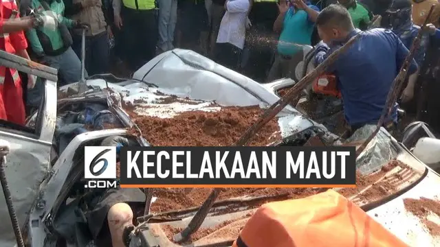 BNPB dan PMI mengevakusi korban kecelakaan maut minibus di Tangerang. Kecelakaan ini menewaskan 4 orang karena tertimpa truk pembawa tanah. Seorang bayi selamat dalam kecelakaan, polisi memburu sopir truk yang melarikan diri dalam peristiwa ini.