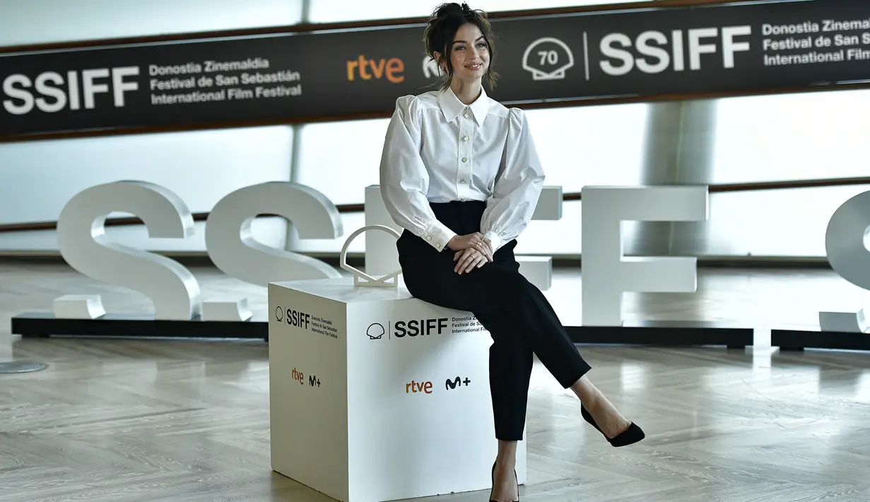 <p>Ana de Armas berpose saat menghadiri sesi pemotretan di Festival Film San Sebastian ke-70, di San Sebastian, Spanyol utara, Sabtu (24/9/2022). Dia menata rambut cokelatnya dengan sanggul. (AP Photo/Alvaro Barrientos)</p>