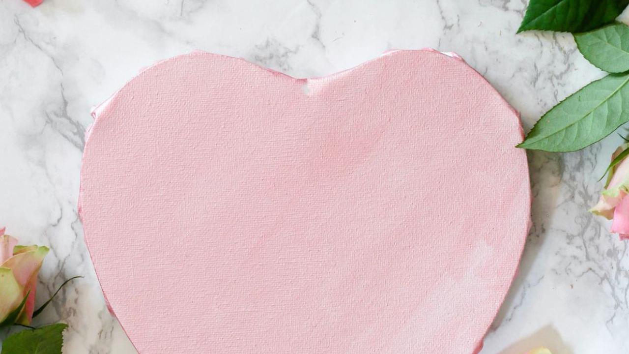 Valentine's Day yang dirayakan setiap tanggal 14 Februari, bukan hanya tentang bunga, cokelat, atau kartu ucapan romantis. Hari ini juga memberikan kesempatan untuk merayakan cinta melalui berbagai bentuk seni, salah satunya adalah puisi.