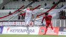 Pemain Timnas Amputasi Indonesia, Sahata Sianturi (kanan) berduel udara dengan pemain Iran dalam laga Grup A Kualifikasi Piala Dunia Amputasi 2026 di Stadion Madya, Senayan, Jakarta, Kamis (13/11/2025). (Bola.com/Bagaskara Lazuardi)