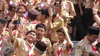 Seorang Pria asik berfoto dengan teman – temannya di Halaman Istana Merdeka, Jakarta, Jumat (24/7/2015). Sebanyak 462 kontingen Pramuka Indonesia akan berkiprah di Jambore Dunia ke-23 di Kirarahama, Yamaguchi, Jepang. (Liputan6.com/Faizal Fanani)