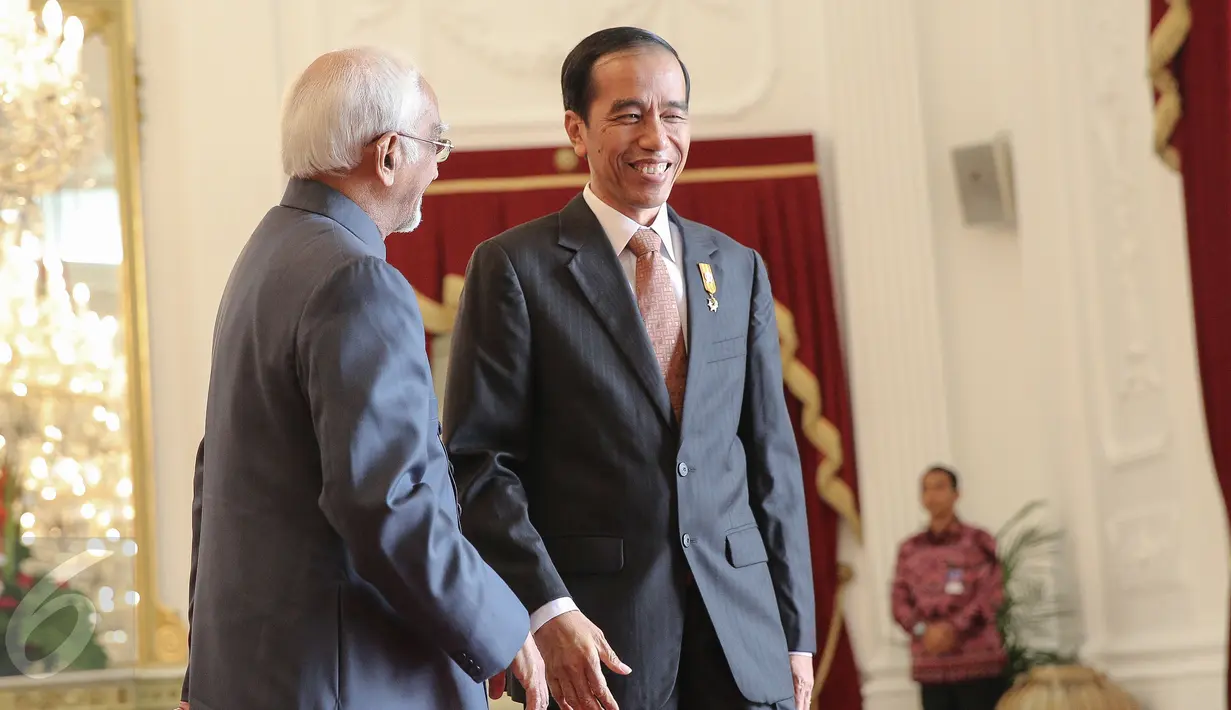 Presiden Joko Widodo berdialog dengan Wapres India Mohammad Hamid Ansari di Istana Merdeka, Jakarta, Senin (2/11/2015). India dan Indonesia membahas kerjasama di bidang keamanan maritim, pendidikan, batubara dan farmasi.(Liputan6.com/Faizal Fanani)