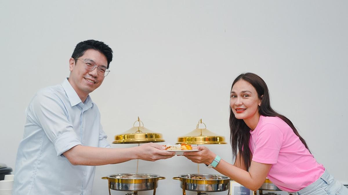 Model Kaus Pink Cantik Luna Maya, Jadi Simpel Berkelas Tanpa Effort Berlebihan