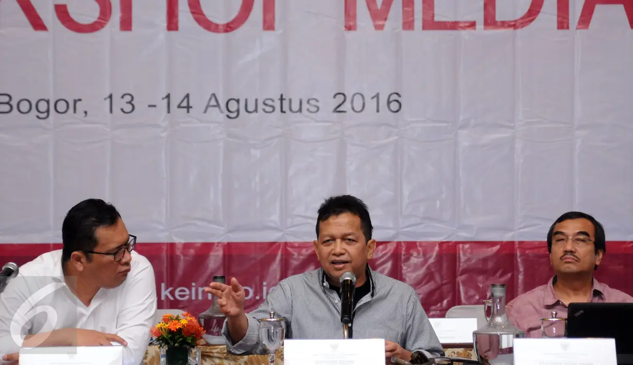 Ketua Komite Ekonomi dan Industri Nasional (KEIN), Soetrisno Bachir (tengah) memberi pandangan saat menjadi pembicara kunci pada Workshop Media di Bogor, Sabtu (13/8/2016). Workshop mensosialisasikan program kerja KEIN. (Liputan6.com/Helmi Fithriansyah)