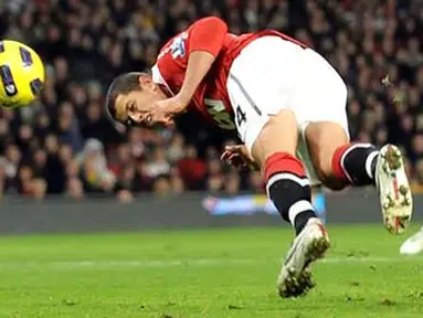 Striker Manchester United Javier Hernandez melesakkan gol penutup kemenangan 2-0 atas Wigan dengan sundulan di Old Trafford, 20 November 2010. AFP PHOTO/ANDREW YATES