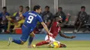 Bek Timnas Indonesia, Yanto Basna, dijatuhkan pemain Filipina pada laga Piala AFF 2016 di Philippine Sports Stadium, Filipina, Selasa (22/11/2016). Kedua tim bermain imbang 2-2. (Bola.com/Nicklas Hanoatubun)