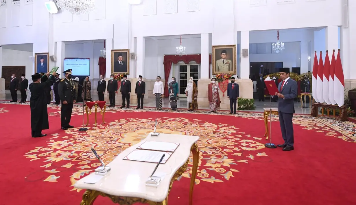 Presiden Joko Widodo memimpin pelantikan Jenderal Andika Perkasa sebagai Panglima TNI di Istana Negara Jakarta, Rabu (17/11/2021). Jenderal Andika Perkasa menggantikan Panglima TNI sebelumnya Marsekal Hadi Tjahjanto yang memasuki masa pensiun. (Foto: Agus Suparto/Biro Sekretariat Kepresidenan)
