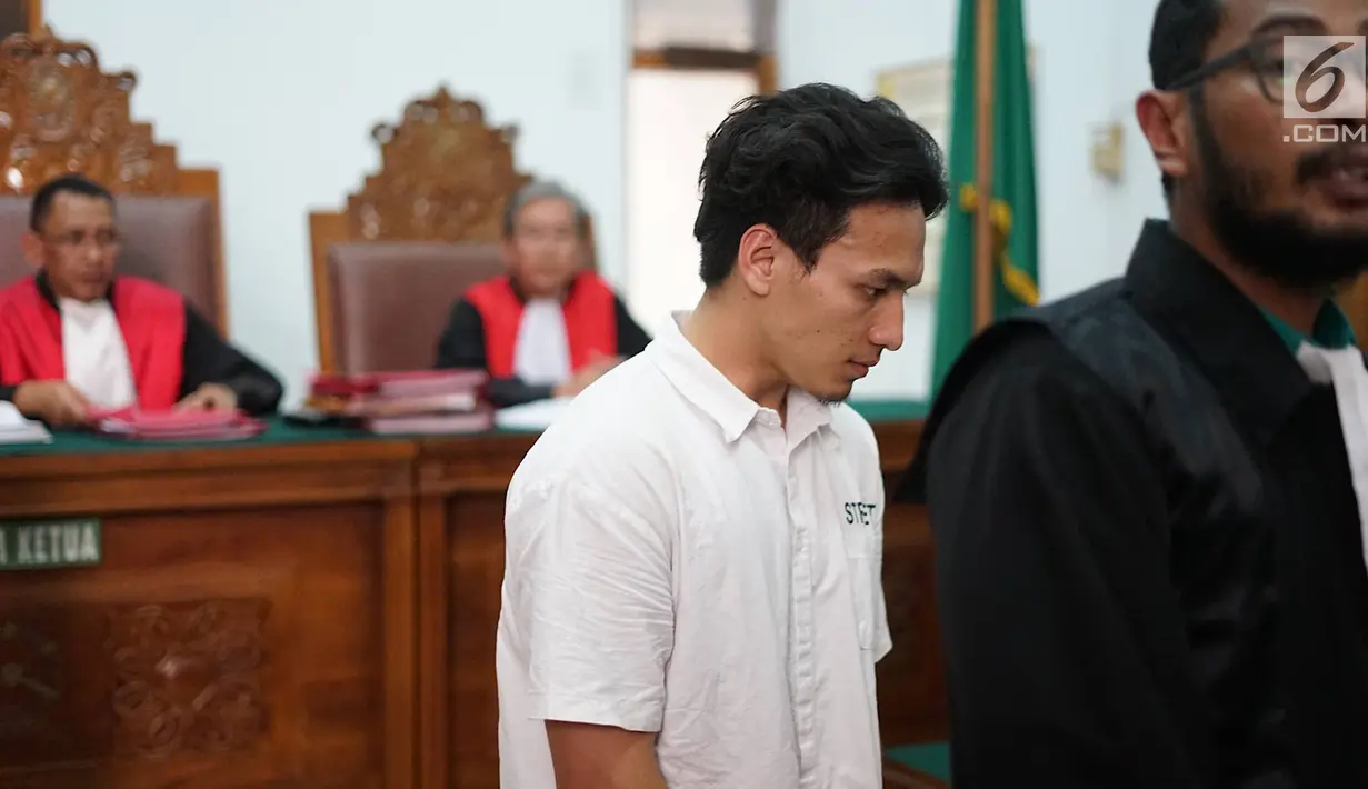 Aktor Jefri Nichol memasuki ruangan untuk menjalani sidang perdana kasus dugaan penyalahgunaan narkoba di PN Jakarta Selatan, Senin (9/9/2019). Sidang perdana tersebut dengan agenda pembacaan dakwaan kepemilikan narkotika jenis ganja yang dimiliki Jefri Nichol. (Liputan6.com/Immanuel Antonius)