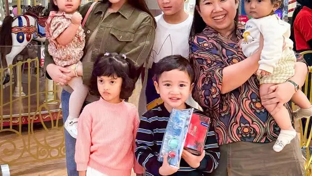Nagita Slavina bersama anak angkatnya, Lily sangat hangout. [@raffinagita1717]
