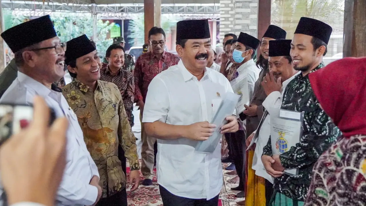 Menteri Agraria dan Tata Ruang/Kepala Badan Pertanahan Nasional (ATR/BPN) Hadi Tjahjanto menyerahkan 16 sertifikat tanah wakaf dan 10 sertifikat PTSL di Desa Soket Laok, Bangkalan, Provinsi Jawa Timur pada Jumat 16 Juni 2023 (Istimewa)