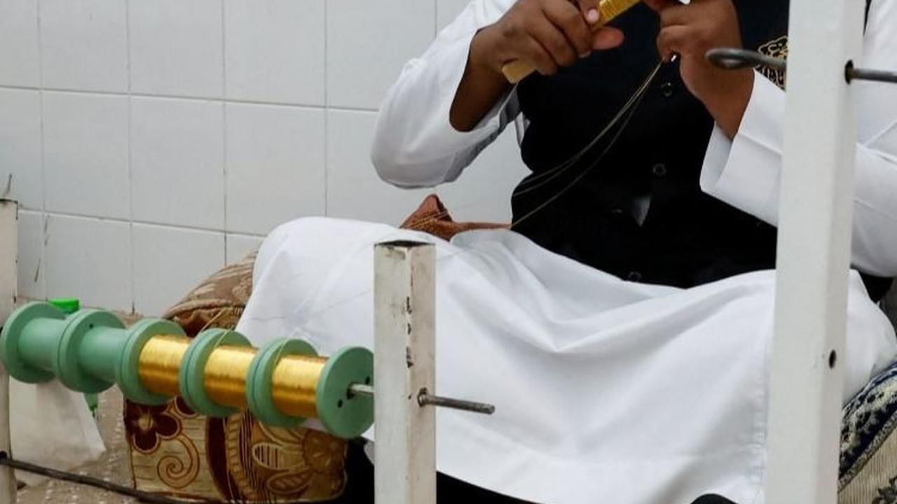 Proses penyulaman kain Kiswah yang memerlukan keterampilan tinggi dan kesabaran luar biasa ini menggunakan benang perak murni atau benang perak berlapis emas. Foto: REUTERS / Mohammed Torokman<br>
