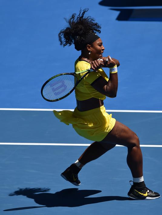 Petenis putri Amerika Serikat, Serena Williams mengembalikan bola pukulan petenis asal Taiwan Hsieh Su-Wei pada turnamen Australia Terbuka di Melbourne, Australia, (20/1/2016). (AFP PHOTO/PETER PARKS)