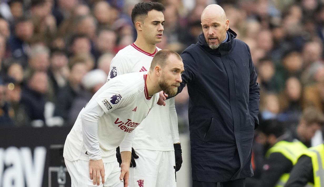 Pelatih Manchester United, Erik ten Hag memberi instruksi kepada Christian Eriksen sebelum memasuki lapangan saat menghadapi West Ham United pada laga pekan ke-18 Liga Inggris 2023/2024 di London Stadium, London, Sabtu (23/12/2023). (AP Photo/Kirsty Wigglesworth)