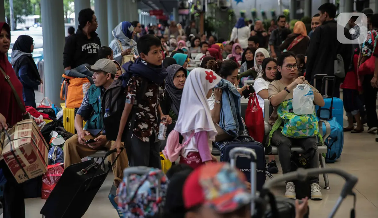 Calon penumpang menunggu jadwal keberangkatan, Stasiun Pasar Senen, Jakarta, Jumat (20/12/2019). PT KAI Daop I Jakarta akan memberangkatkan 8 kereta tambahan dari Stasiun Gambir dan 5 dari Stasiun Pasar Senen mengantisipasi lonjakan penumpang jelang Natal dan Tahun Baru. (Liputan6.com/Faizal Fanani)