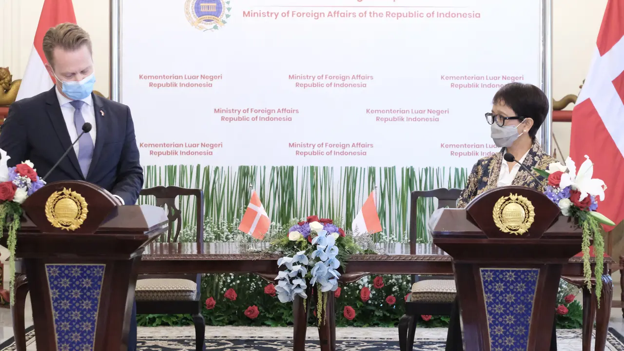 Menlu Retno Marsudi menerima kedatangan Menlu Jeppe Kofod di Gedung Pancasila, Jakarta, Senin (22/11/2021).