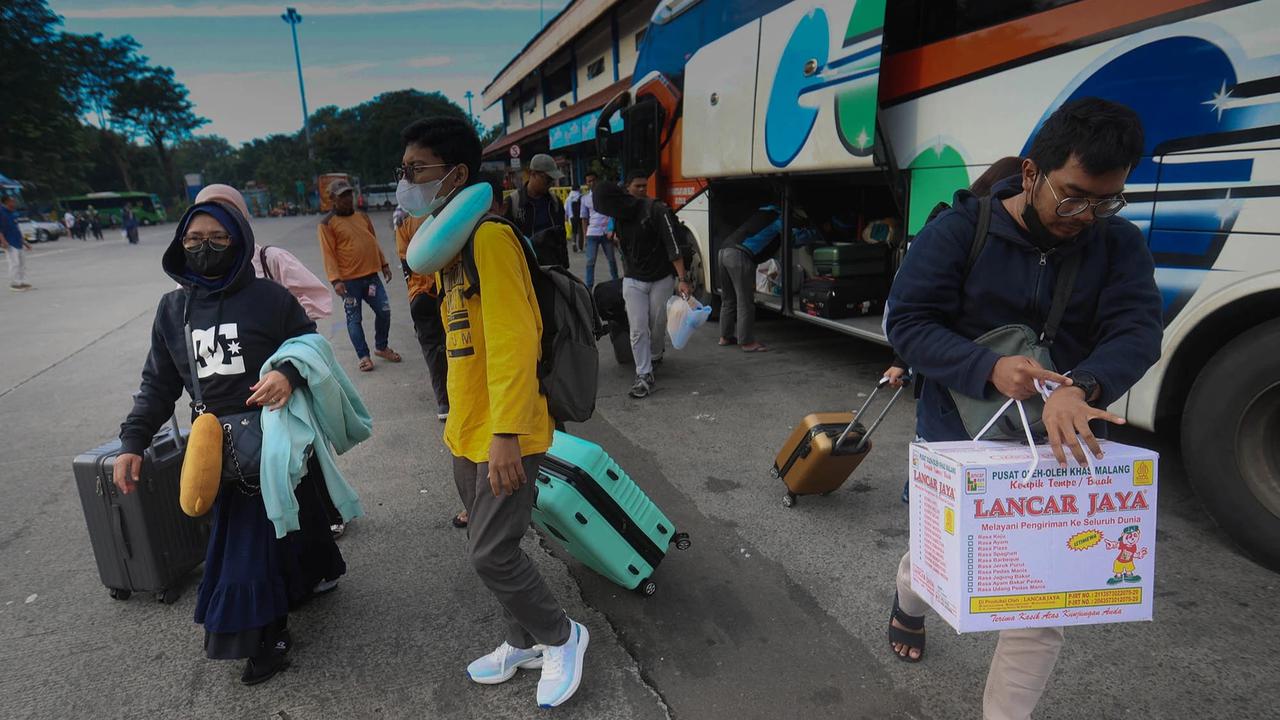 FOTO: Lonjakan Arus Balik Pemudik  di Terminal Kampung Rambutan