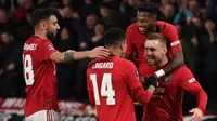 Pemain Manchester United merayakan gol yang dicetak Luke Shaw ke gawang Derby Country pada laga babak kelima Piala FA di Pride Park Stadium, Kamis (5/3). Manchester United menang 3-0 atas Derby Country. (AFP/Oli Scarff)