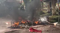 Seorang petugas keamanan (satpam) bernama Imron yang bertugas di Gedung DPRD Kabupaten Cirebon, Jawa Barat, harus kehilangan sepeda motor saat demo ricuh. (Antara)