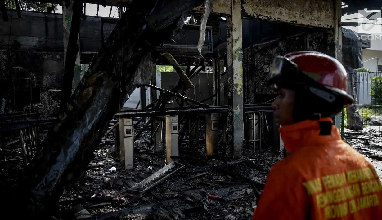 Kondisi bangunan depo Stasiun Klender, Jakarta Timur yang terbakar, Jumat (19/5). Kebakaran di Stasiun Klender ini melalap sejumlah ruangan, mulai dari ruangan penjualan tiket, kantor kepala stasiun, sampai, toilet. (Liputan6.com/Faizal Fanani)