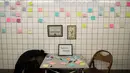 'Subway therapy' yang digagas seniman Matthew Chavez di dinding selasar menuju stasiun Union Square, New York, Kamis (10/11). Kegiatan ini menjadi semacam terapi bagi warga, khsuunya kaum komuter, yang ingin melepaskan emosi mereka. (DREW ANGERER/AFP)